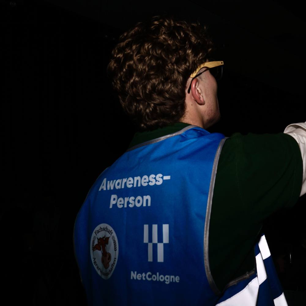 Awareness-Person in Weste von hinten